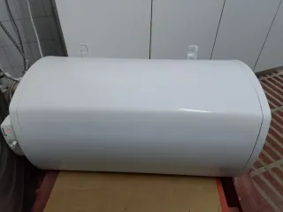 Calentador de agua eléctrico blanco