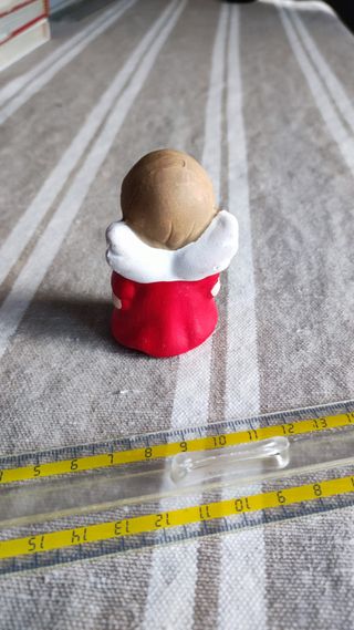 Angioletto in ceramica rosso e beige.