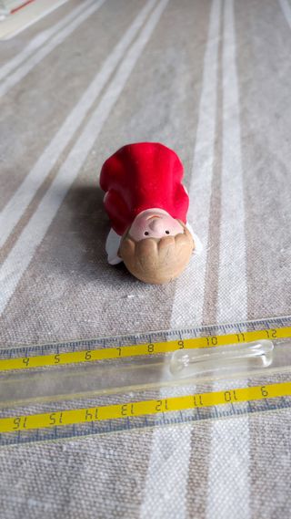 Angioletto in ceramica rosso e beige.