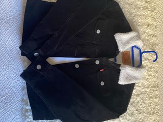 Cazadora Levi's Negra Niño Talla 8-10.