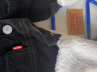 Cazadora Levi's Negra Niño Talla 8-10.