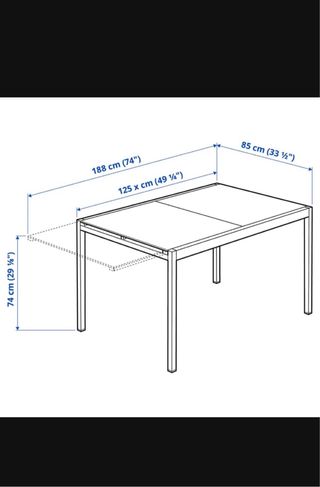Mesa de cristal y metal plateado