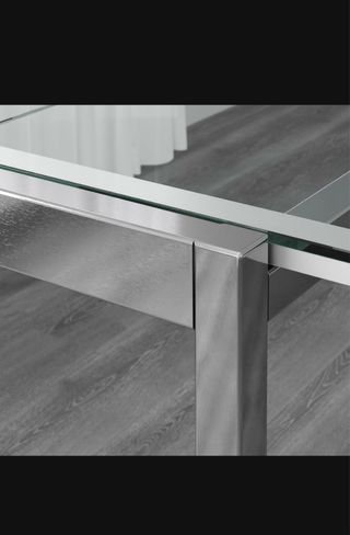 Mesa de cristal y metal plateado