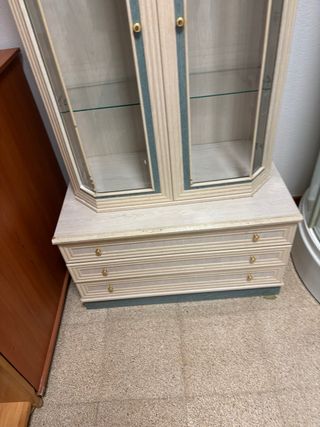 Mueble de comedor con vitrina y cajones
