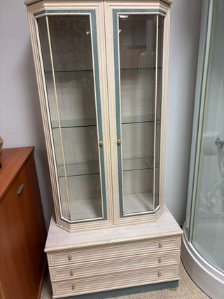 Mueble de comedor con vitrina y cajones