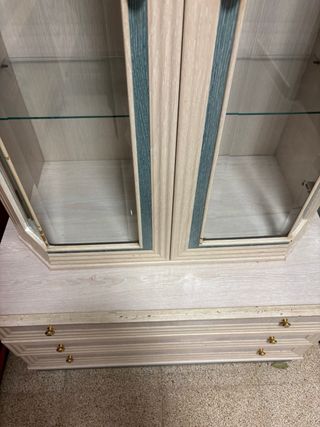 Mueble de comedor con vitrina y cajones