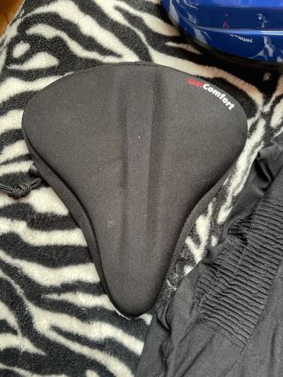 Casco bici azul, funda sillín y camiseta mujer