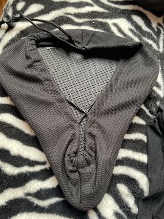 Casco bici azul, funda sillín y camiseta mujer