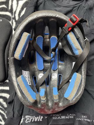 Casco bici azul, funda sillín y camiseta mujer