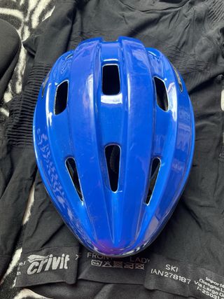 Casco bici azul, funda sillín y camiseta mujer