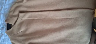 Abrigo camel beig con cremallera, hombro caído