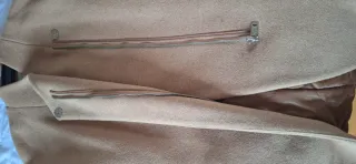 Abrigo camel beig con cremallera, hombro caído