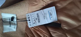 Abrigo camel beig con cremallera, hombro caído