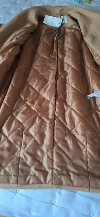 Abrigo camel beig con cremallera, hombro caído