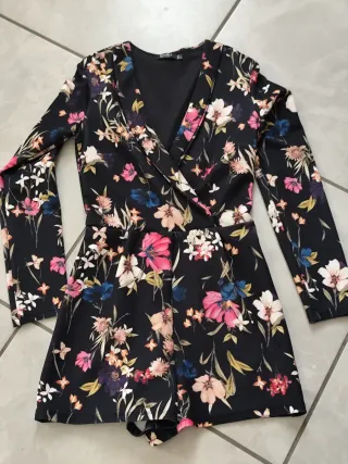 Tuta corta floreale nera