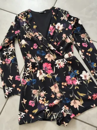 Tuta corta floreale nera