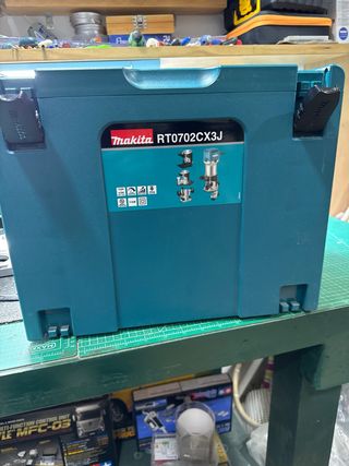 Fresadora Makita RT0700C Multifunción