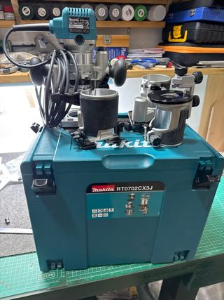 Fresadora Makita RT0700C Multifunción