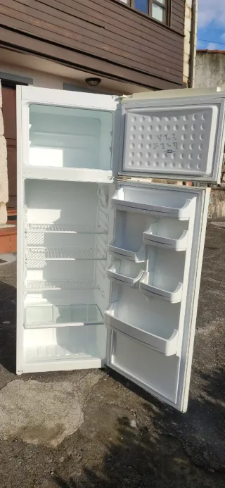 Nevera blanca. Recoger en Oviedo.