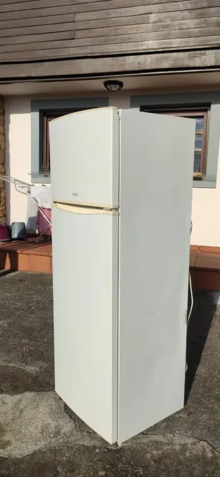 Nevera blanca. Recoger en Oviedo.
