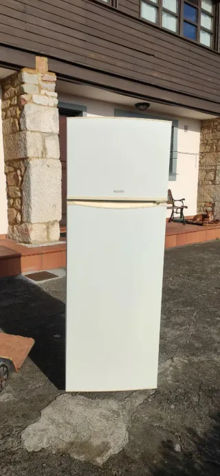 Nevera blanca. Recoger en Oviedo.