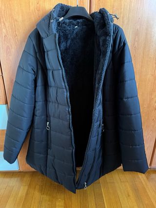 Piumino nero con cappuccio e pelo