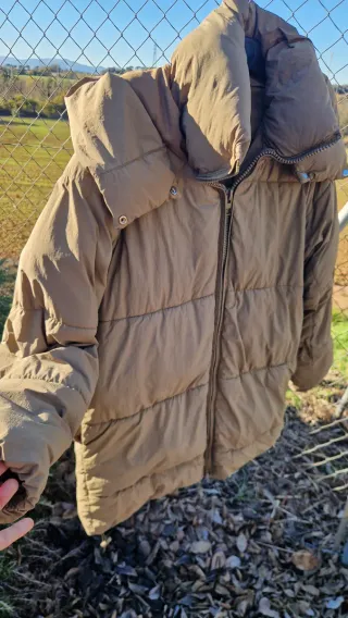 Abrigo plumífero marrón de Zara unisex