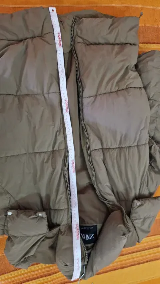 Abrigo plumífero marrón de Zara unisex