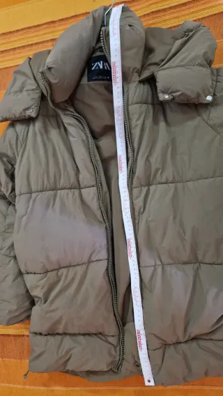 Abrigo plumífero marrón de Zara unisex