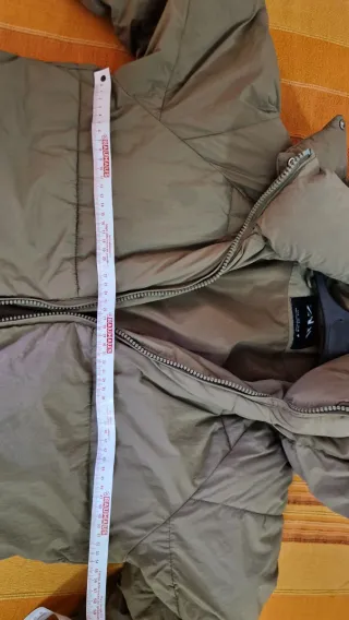 Abrigo plumífero marrón de Zara unisex