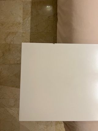 Mesa auxiliar para cama con ruedas