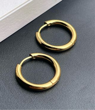 Aros dorados brillantes de acero