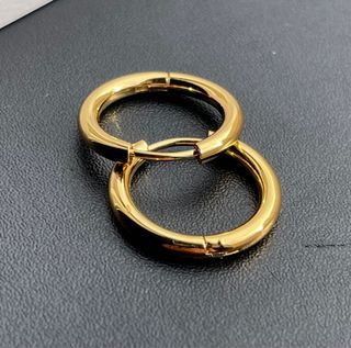 Aros dorados brillantes de acero