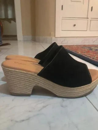 Zapatos de cuña Vaness negros y beige