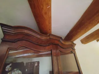 Alacena de madera con vitrina y cajones