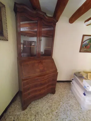 Alacena de madera con vitrina y cajones