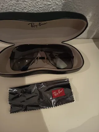 Gafas de sol negras y grises