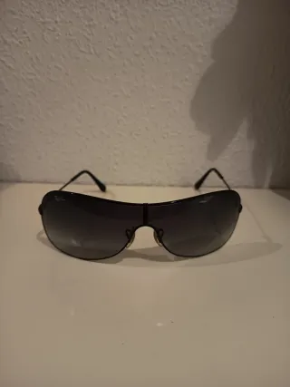 Gafas de sol negras y grises