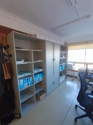 Armario de oficina con estanterías