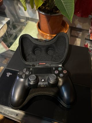 PS4 (PlayStation 4) Negra + Mando con su funda