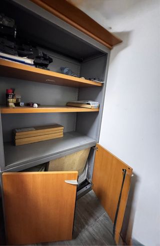 2 Armarios Metálicos Grises Con marco en madera