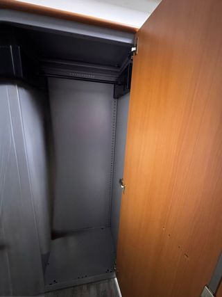 2 Armarios Metálicos Grises Con marco en madera