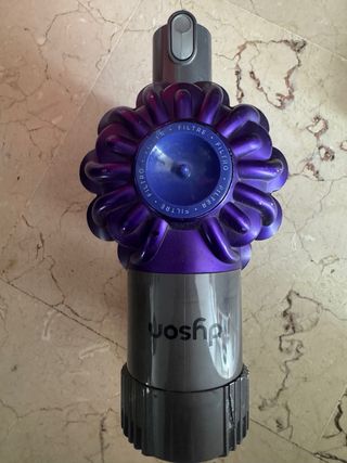 Aspiradora Dyson V6 con accesorios