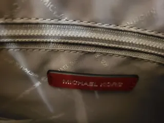 Mala Michael Kors Voyager vermelho framboesa