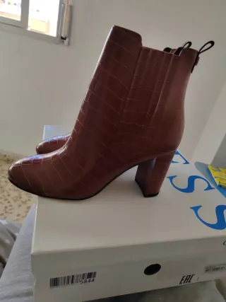 Botines Guess Marrones Efecto Cocodrilo