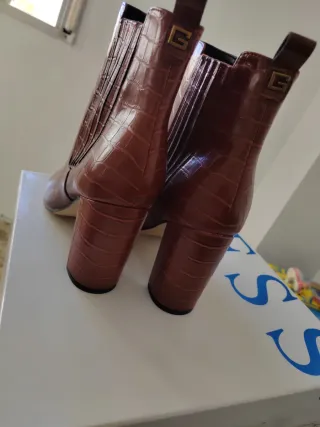 Botines Guess Marrones Efecto Cocodrilo