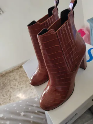 Botines Guess Marrones Efecto Cocodrilo