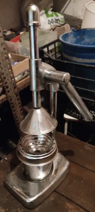 Antiguo exprimidor manual de palanca.