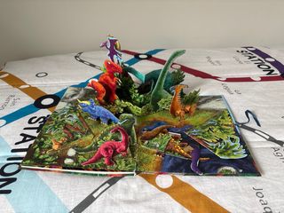 LIBROS-POP-UP EL VALLE DE LOS DINOSAURIOS (Span...