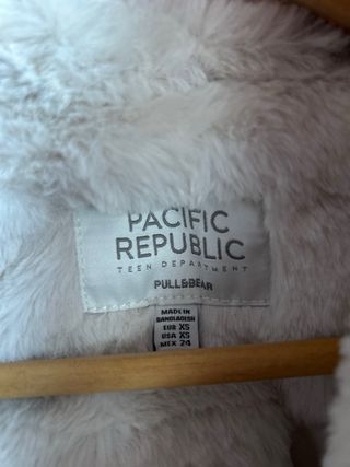 Cazadora piel sintetica capucha Pull&Bear blanca